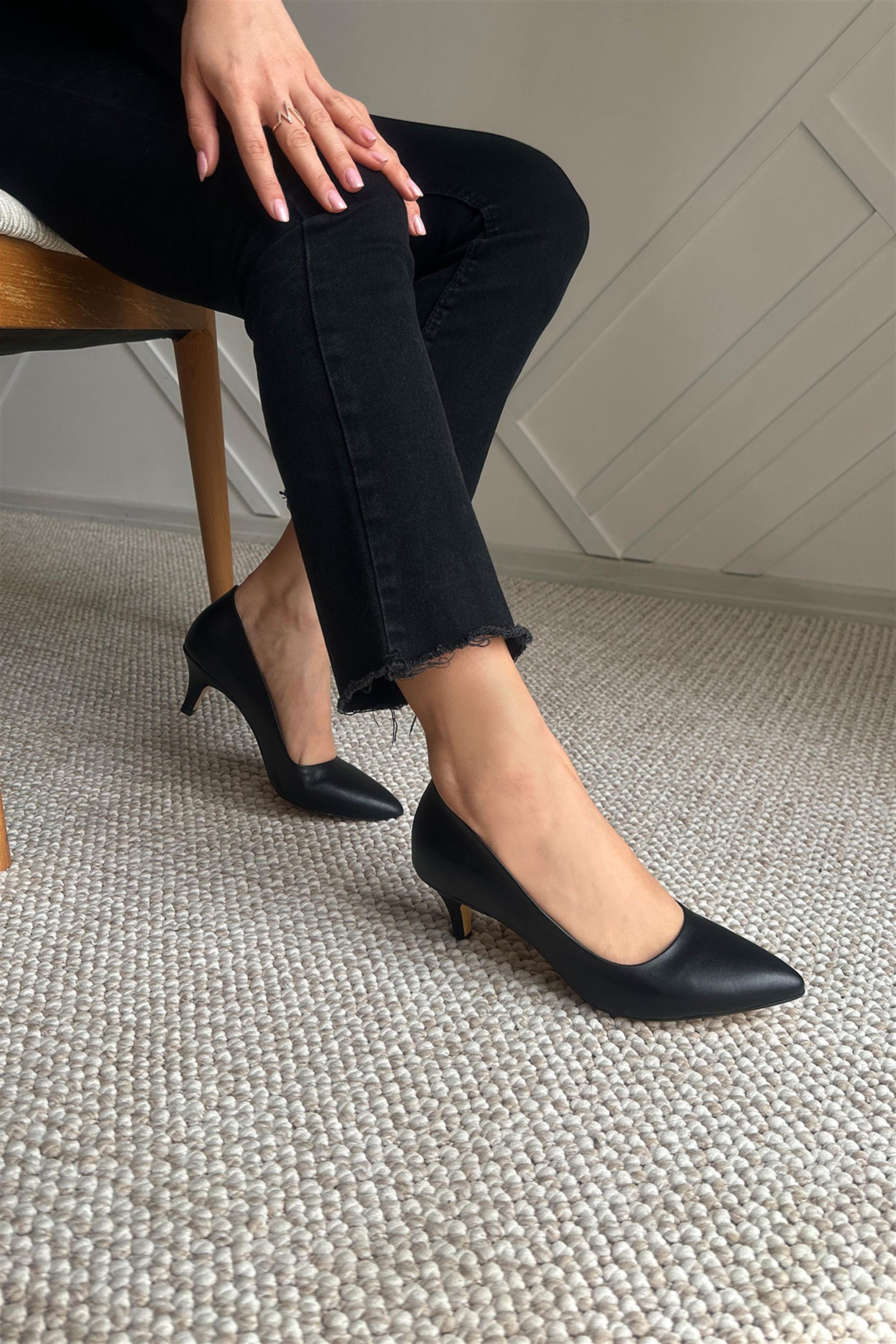 Beleni Siyah Deri Kısa Topuklu Rahat Kadın Stiletto Ayakkabı