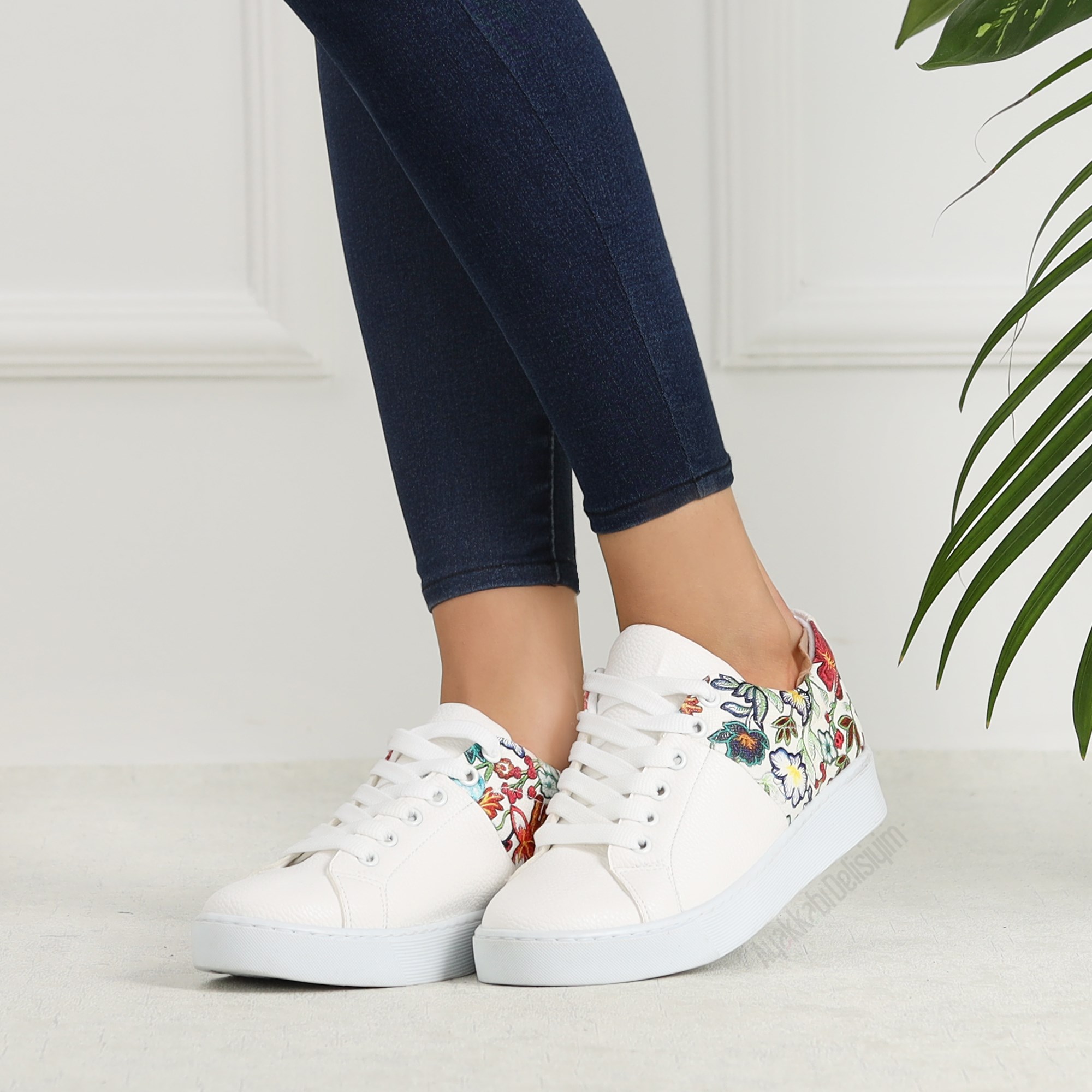 Diyub Beyaz Çiçekli Spor Ayakkabı