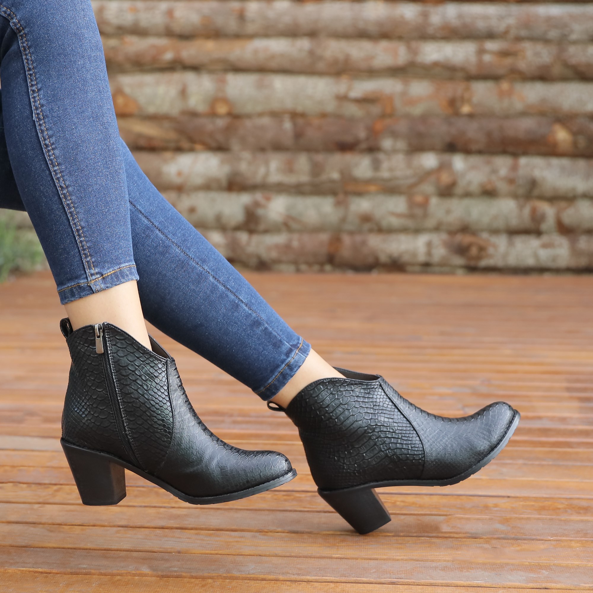 Estefon Yılan Siyah Kısa Topuklu Kovboy Bot