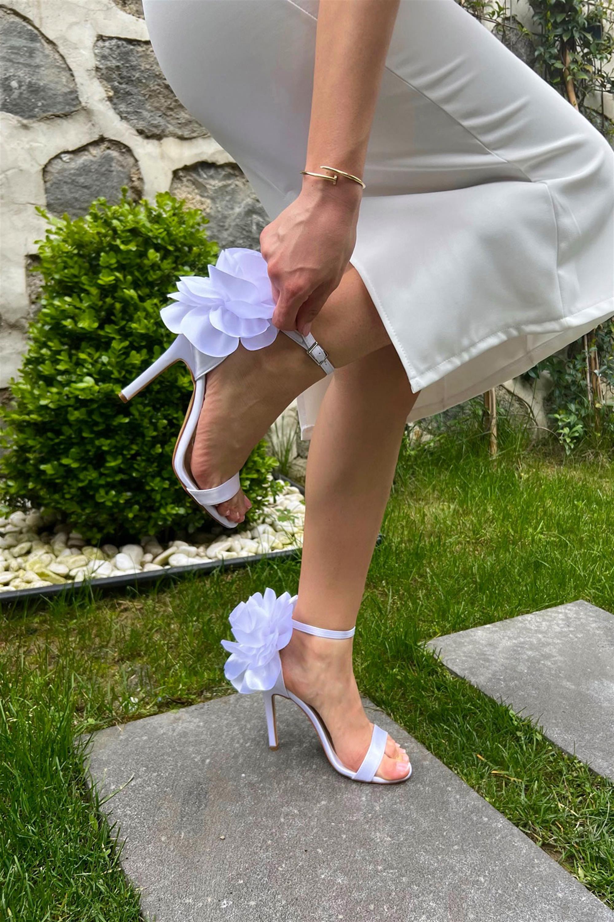 Garvi Saten Beyaz Gül Aksesuarlı Tek Bantlı Topuklu Kadın Ayakkabı