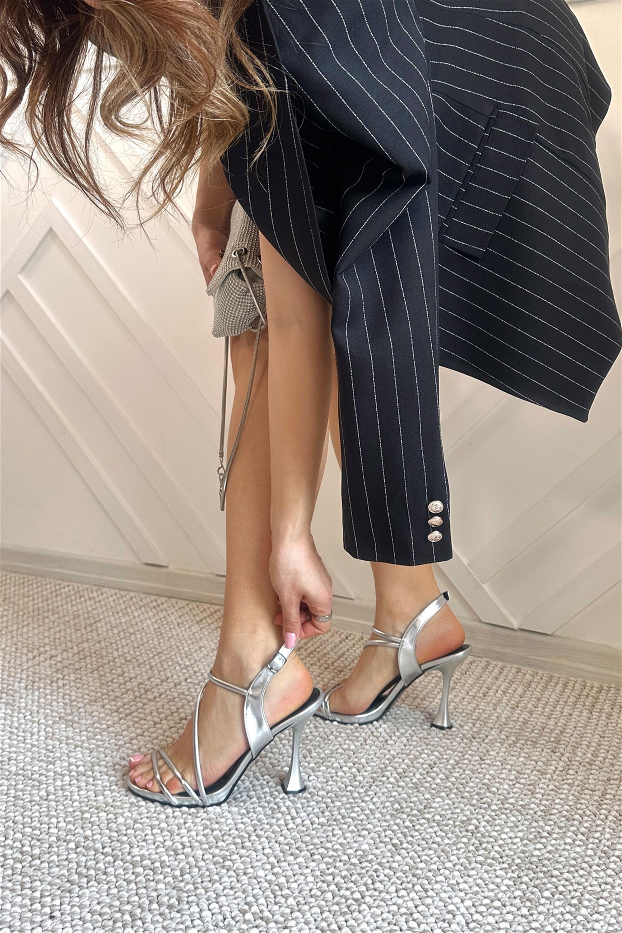 Lariva Gümüş Lame Rengi Bantlı Topuklu Kadın Sandalet Ayakkabı