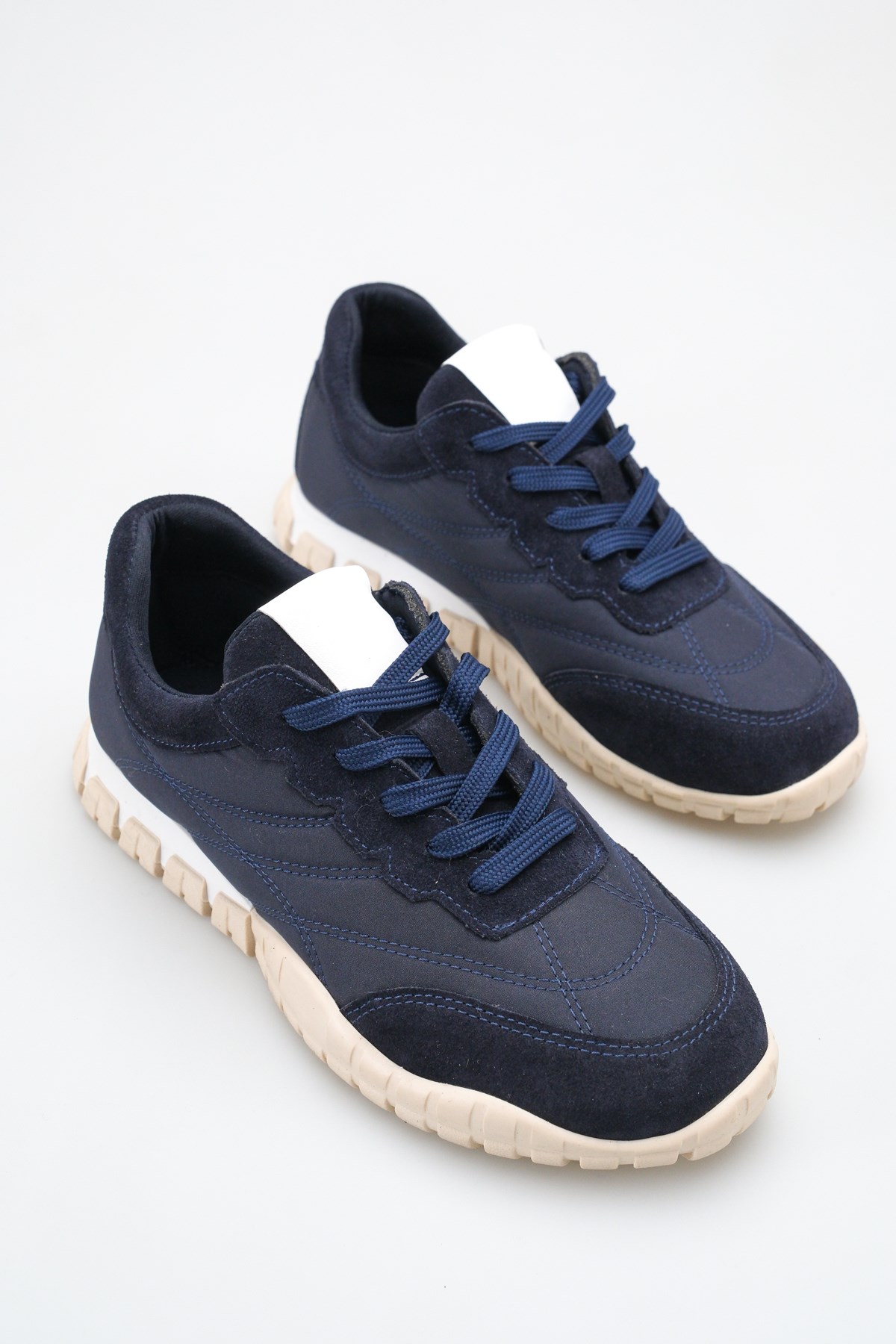 MUNA SNEAKERS