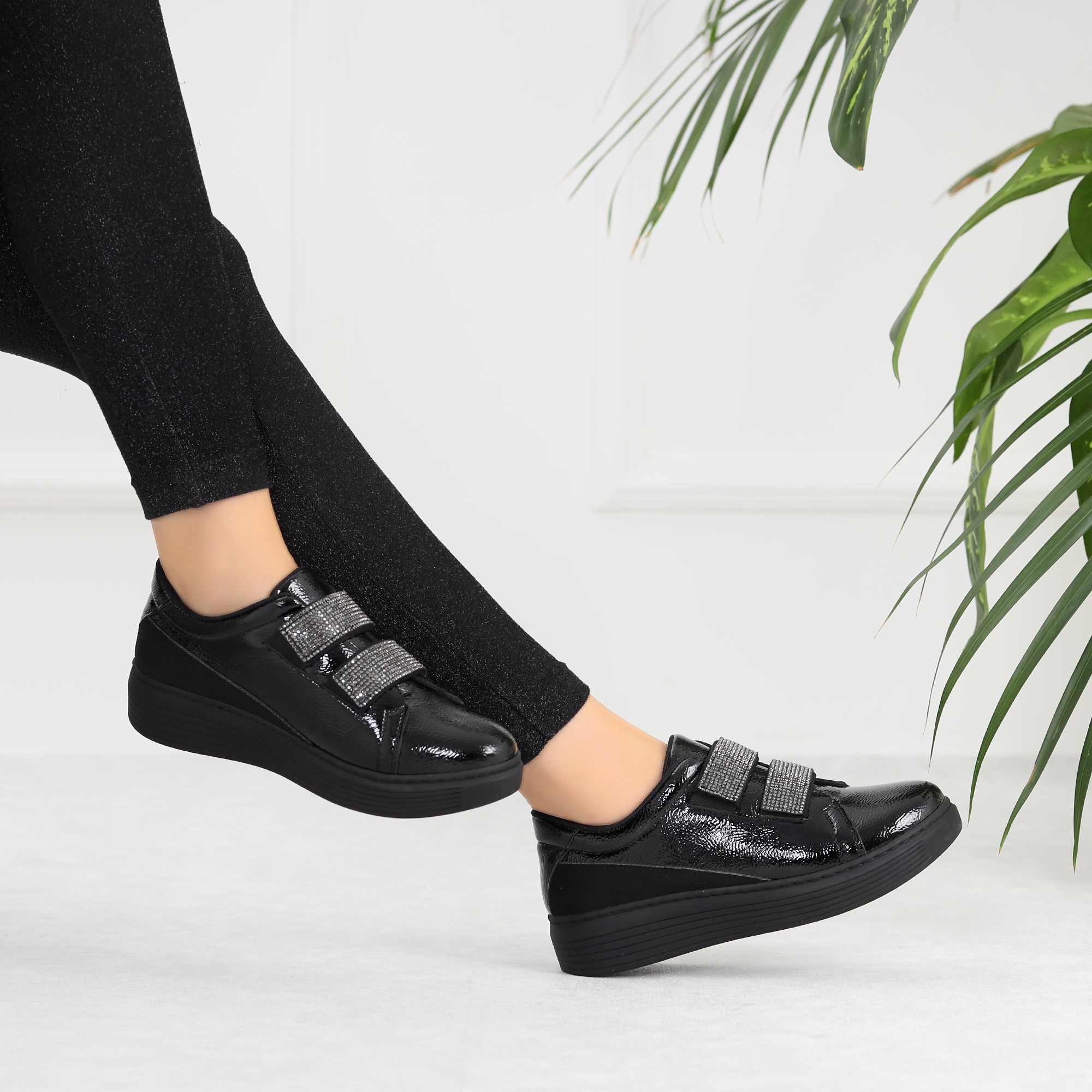 Orten Siyah Cırt Cırtlı Kadın Spor Ayakkabı