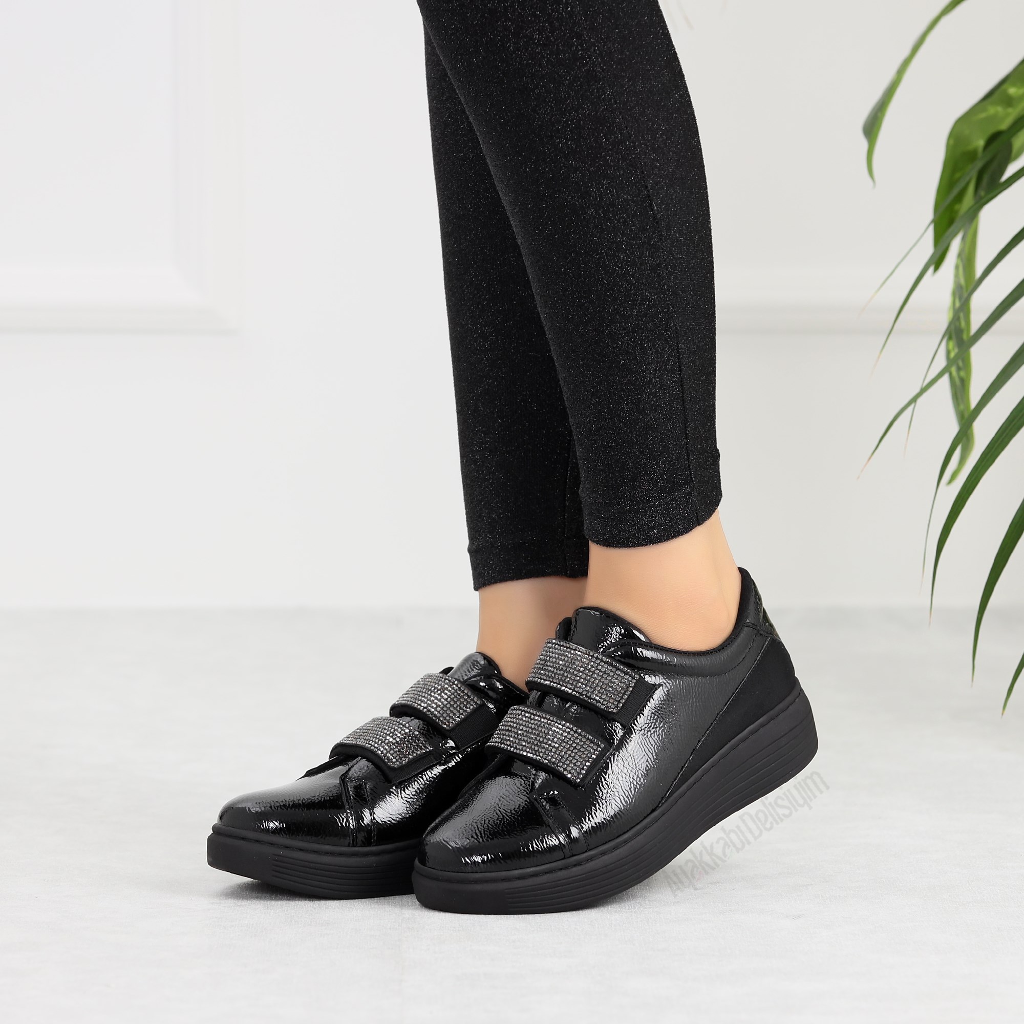 Orten Siyah Cırt Cırtlı Kadın Spor Ayakkabı