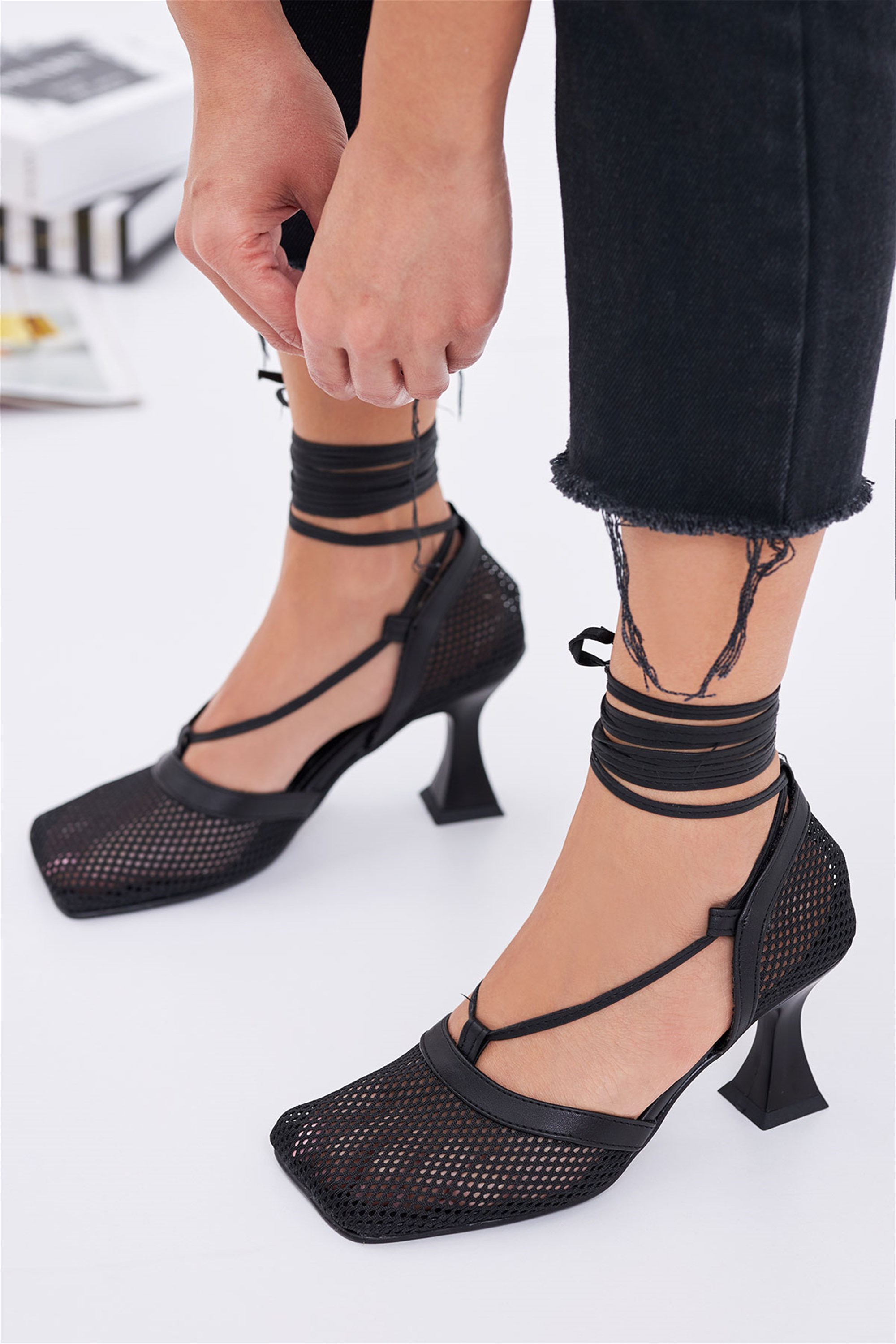 Silsap Siyah Fileli Bilekten Bağlı Topuklu Ayakkabı