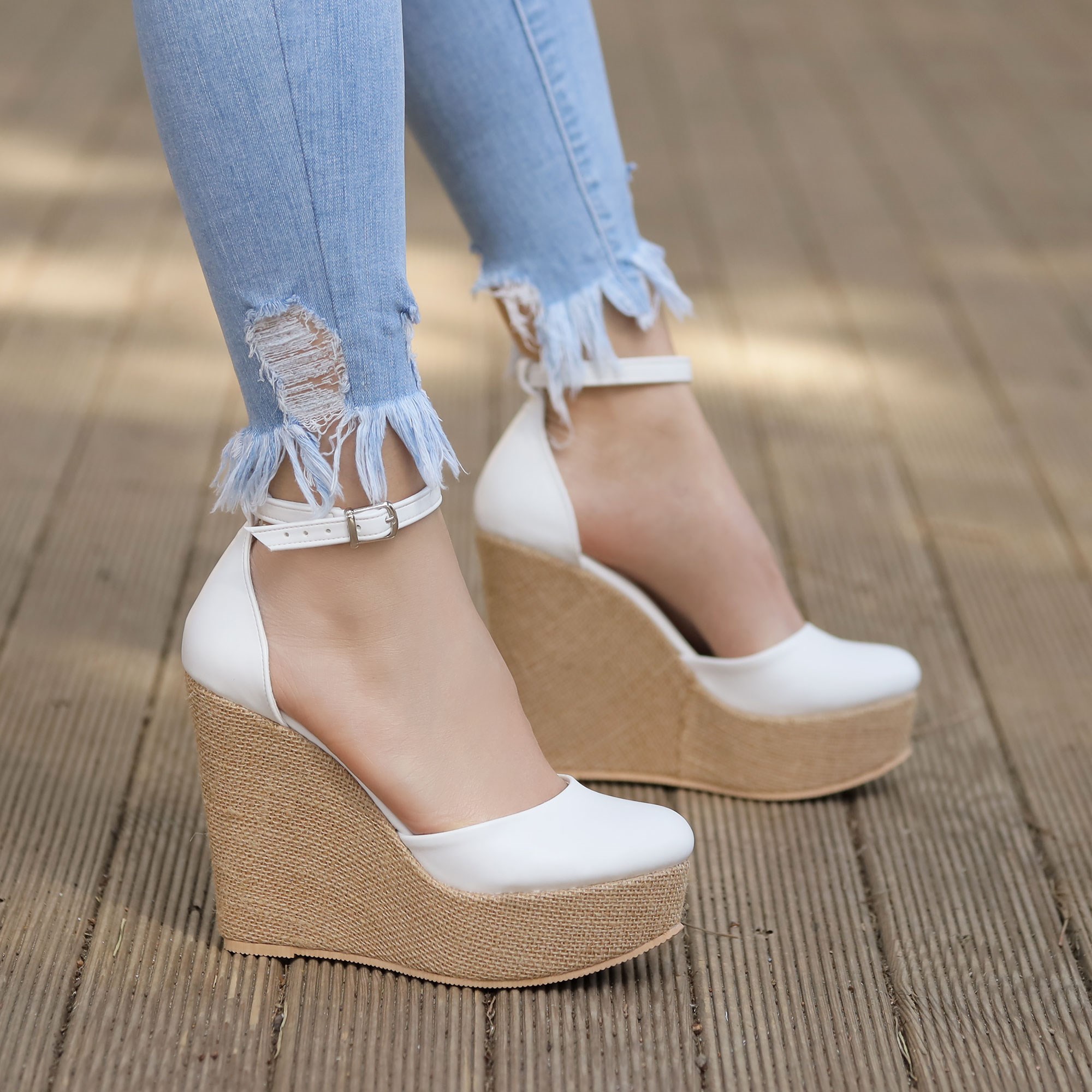 Viyolin Beyaz Hasır Dolgu Topuk Kadın Ayakkabı