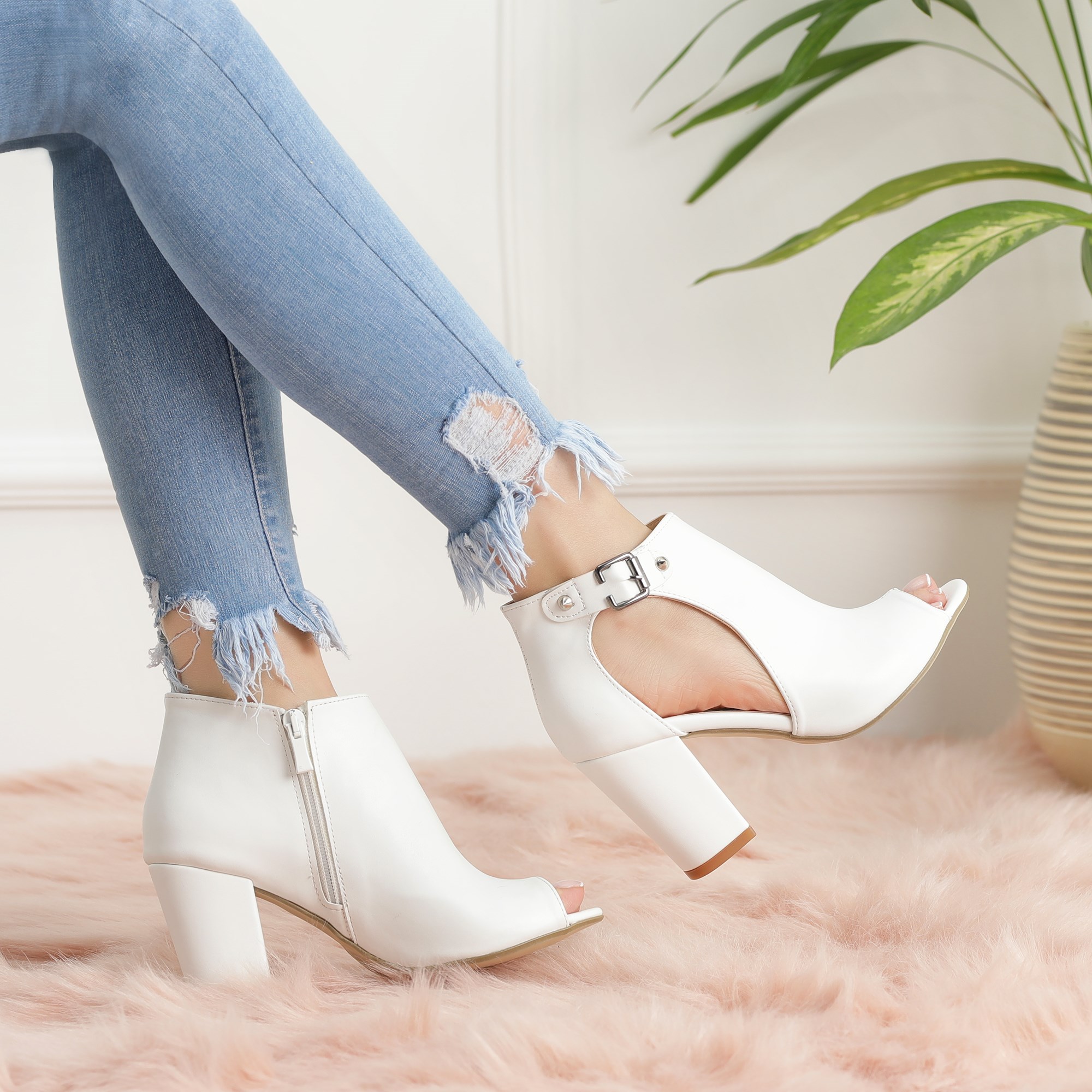 Zevan Beyaz Kısa Topuklu Bootie