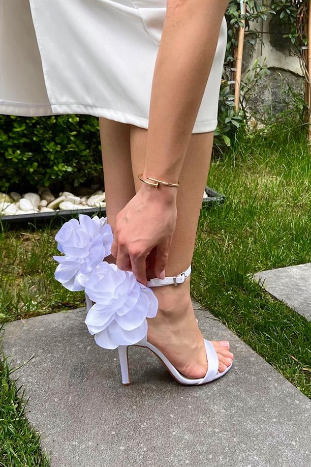 Garvi Saten Beyaz Gül Aksesuarlı Tek Bantlı Topuklu Kadın Ayakkabı
