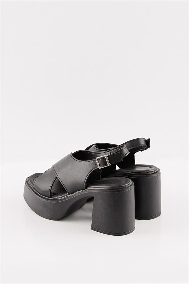 Hodra Siyah Çapraz Bantlı Kalın Tabanlı Kısa Topuklu Sandalet Ayakkabı