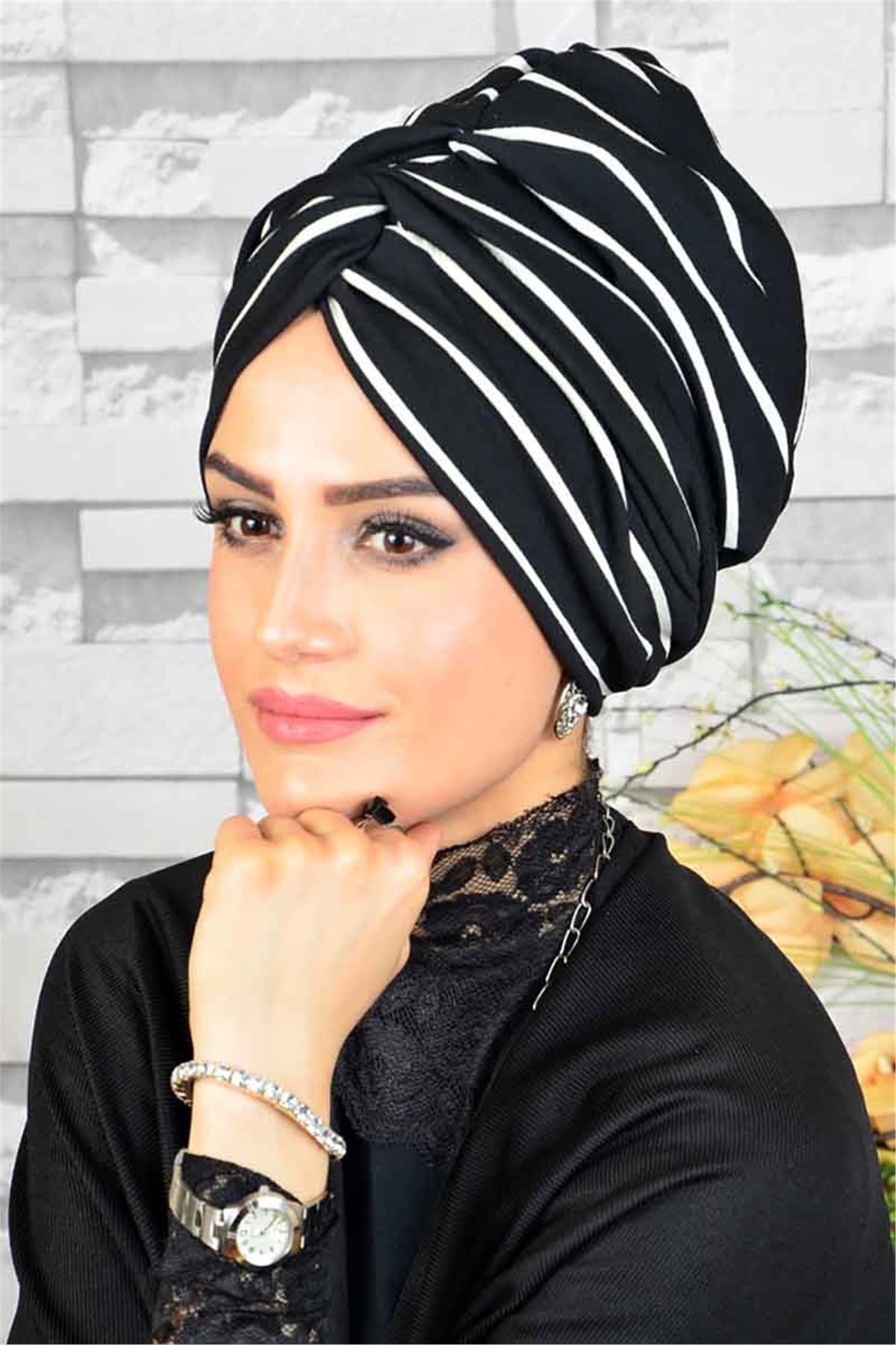 Çizgili Siyah Beyaz Burgu Bone tb1011