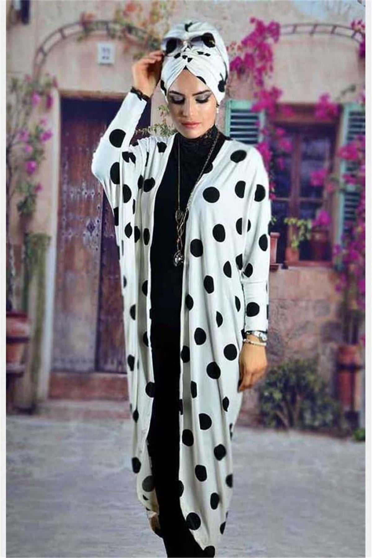 Siyah Puanlı Beyaz Abaya Bone Takım Kombin