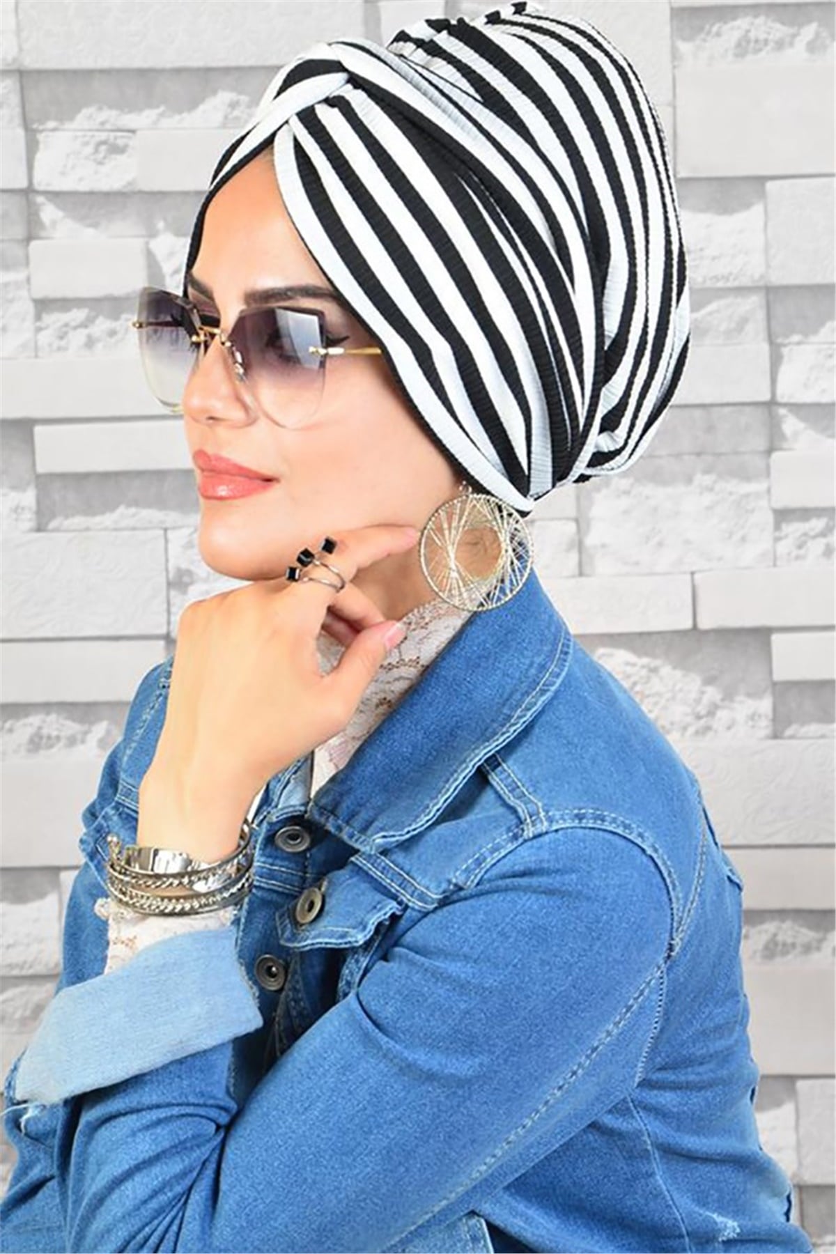 Beyaz Siyah Çizgili Hazır Burgu Bone tb1055