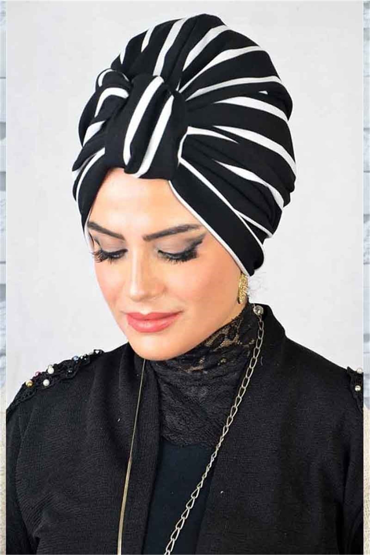 Çizgili Siyah Beyaz Burgulu Hazır Bone
