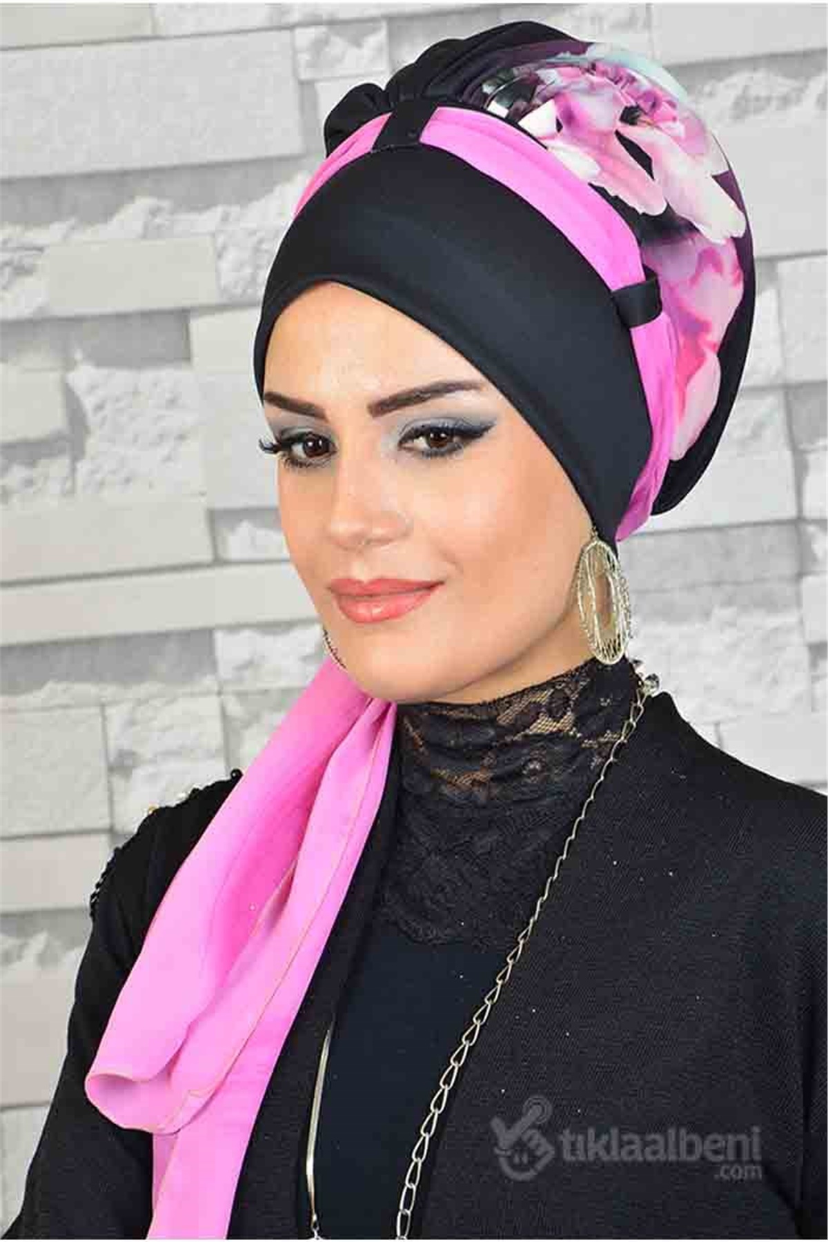 Gülkurusu Çiçekli Siyah Hazır Bone Eşarp tb2010