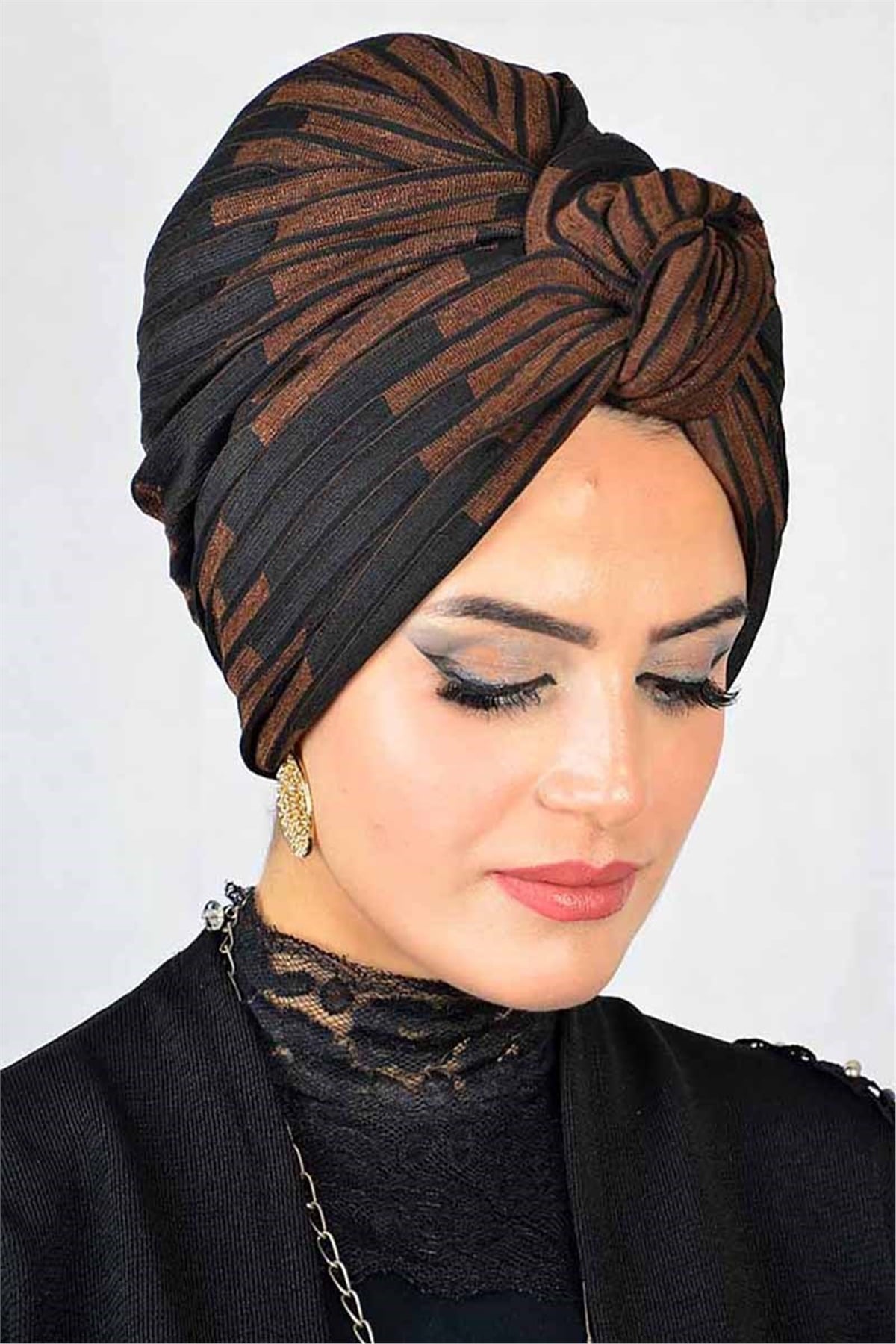 Kahverengi Çizgili Desenli Burgulu Hazır Bone t13931