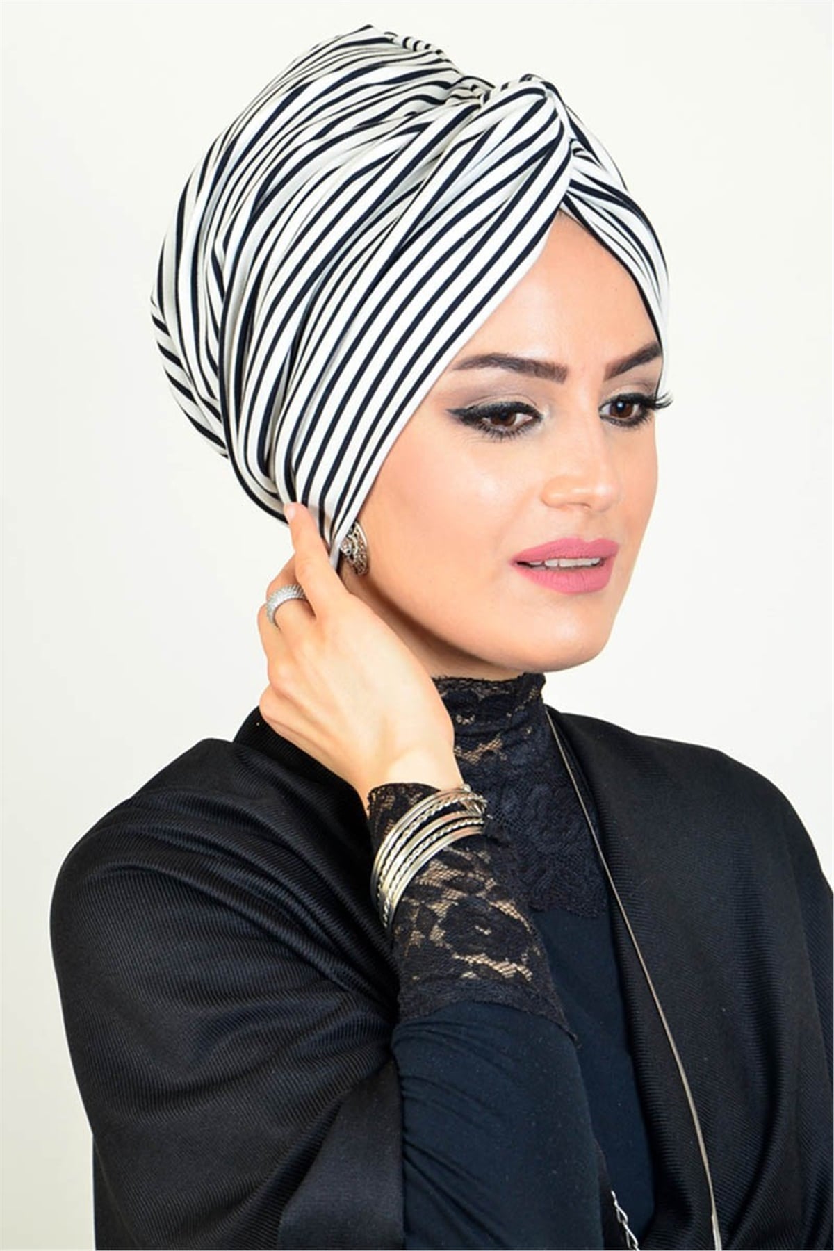Siyah Beyaz Burgu Bone, Tesettür Bone TB1031