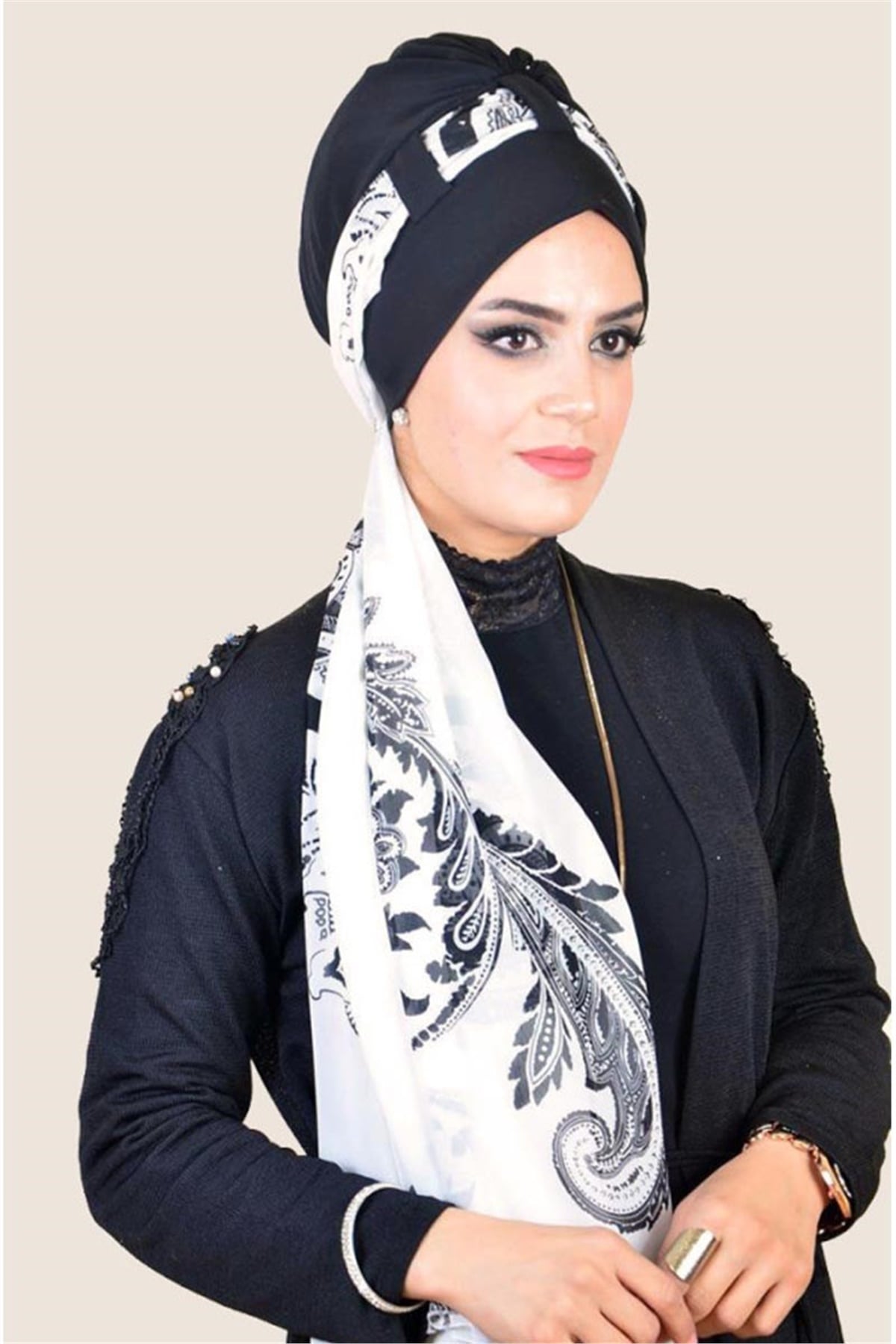 Siyah Beyaz Desenli Violet Fularlı Şal Bone 