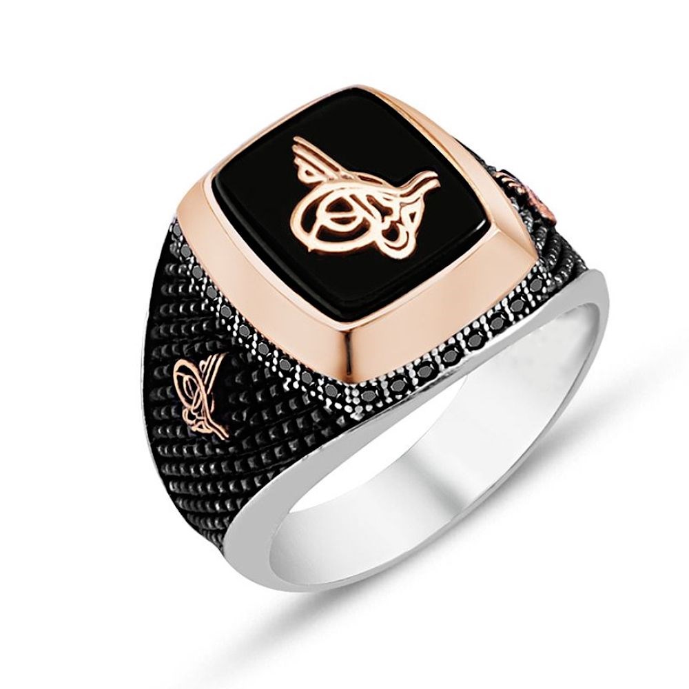 GÜMÜŞ ONİKS ÜZERİ TUĞRALI SİYAH DESENLİ YÜZÜK