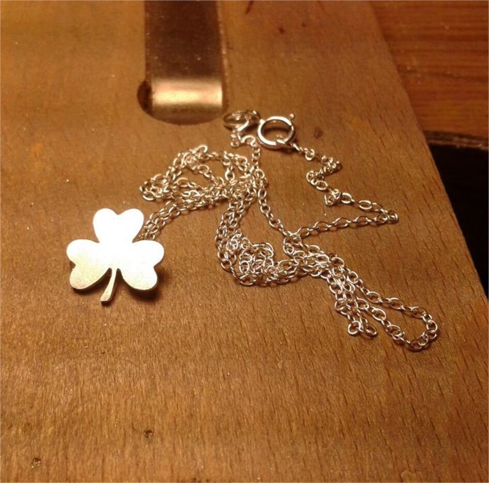 GÜMÜŞ ÖZEL TASARIM ESKİTME YONCA KOLYESİ