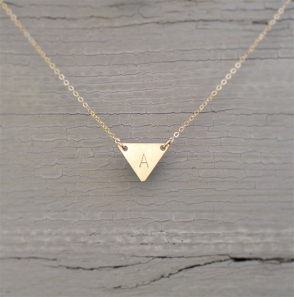 GÜMÜŞ ÖZEL TASARIM HARFLİ ÜÇGEN KOLYE