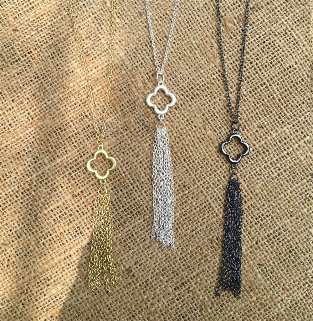 GÜMÜŞ ÖZEL TASARIM PÜSKÜLLÜ YONCA KOLYE