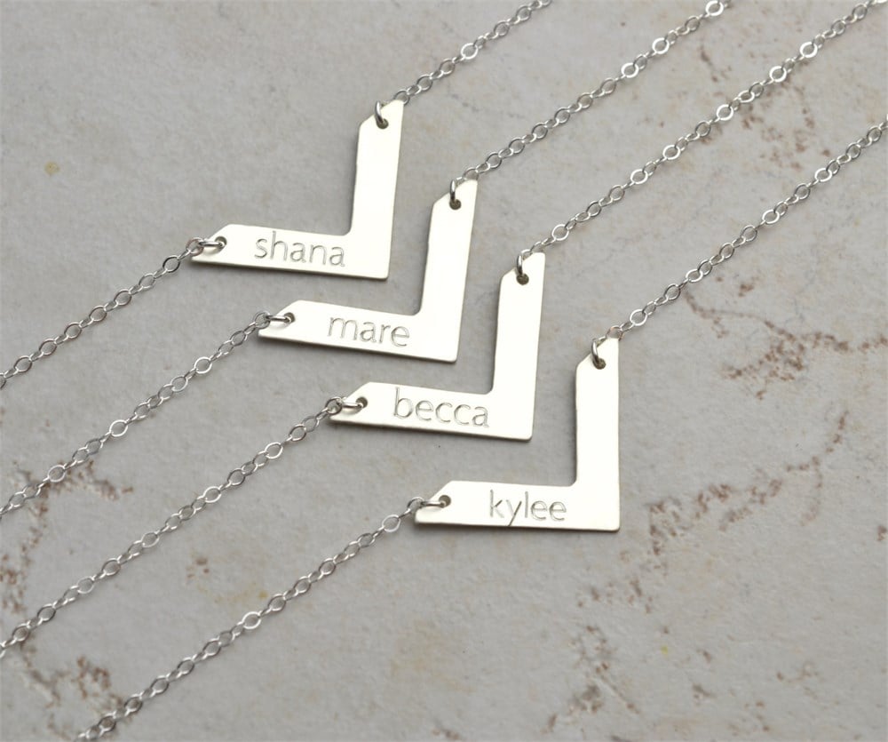 GÜMÜŞ ÖZEL TASARIM İSİMLİ V KOLYE