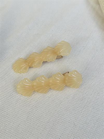 Retrobird Acrylic 2-Pack Oyster-Shaped Cream Hair Clips