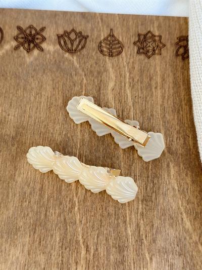 Retrobird Acrylic 2-Pack Oyster-Shaped Cream Hair Clips