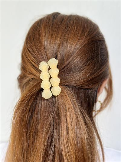 Retrobird Acrylic 2-Pack Oyster-Shaped Cream Hair Clips