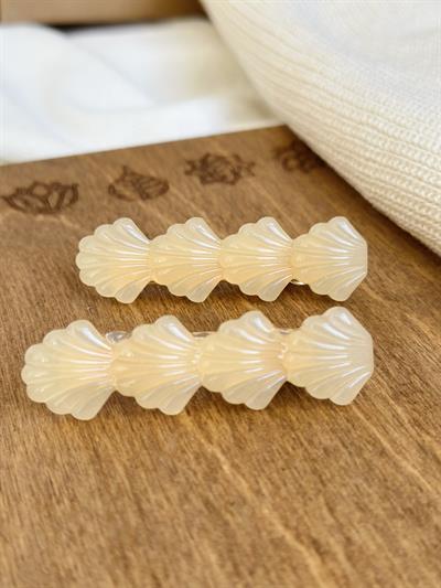 Retrobird Acrylic 2-Pack Oyster-Shaped Cream Hair Clips