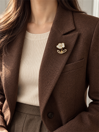 Retrobird Romy Altın Renkli Çiçek Figürlü Vintage Broş