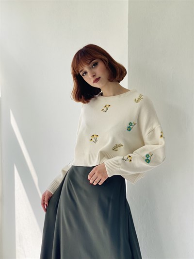 Retrobird Beige Colored Hattus Yarn Standard Pattern Womens Knitwear Sunflower Embroidered Crop Sweater