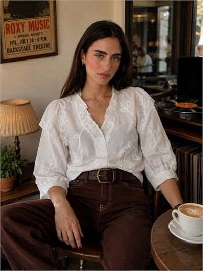 Retrobird Léonie Çiçek Aplikeli Fırfırlı V Yaka Kar Beyaz Gömlek