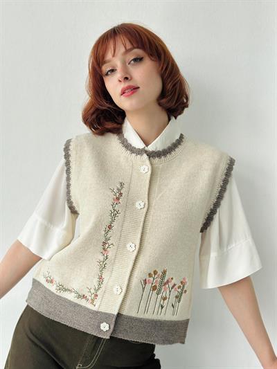 Retrobird Tasarım Çiçek Düğmeli Nakışlı Krem Yelek