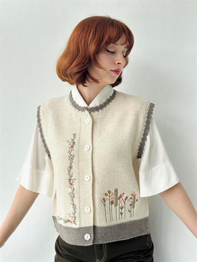Retrobird Tasarım Çiçek Düğmeli Nakışlı Krem Yelek