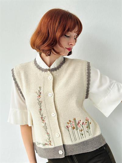 Retrobird Tasarım Çiçek Düğmeli Nakışlı Krem Yelek