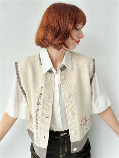 Retrobird Tasarım Çiçek Düğmeli Nakışlı Krem Yelek