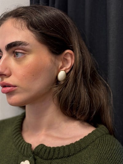 Retrobird Design Vintage Style Pearl Colored Earrings