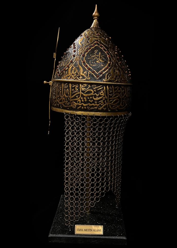 Fatih Sultan Mehmed Han Miğferi – Fetih Sûresi Nakışlı Hakanî Eser