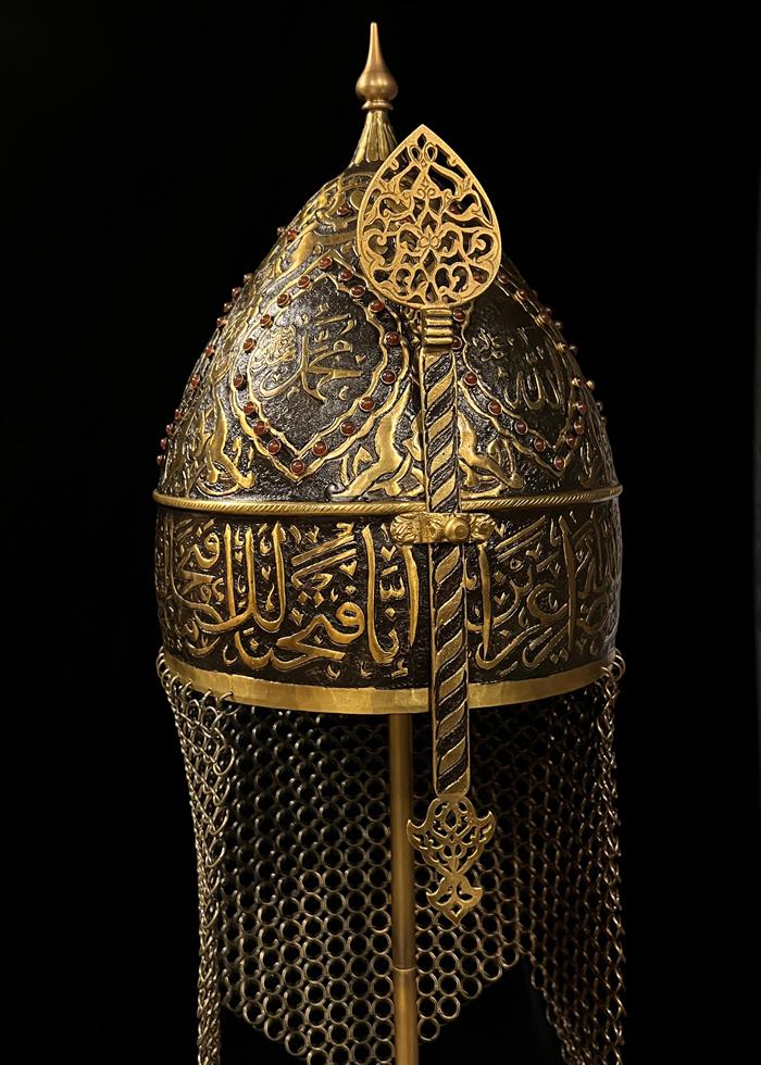 Fatih Sultan Mehmed Han Miğferi – Fetih Sûresi Nakışlı Hakanî Eser