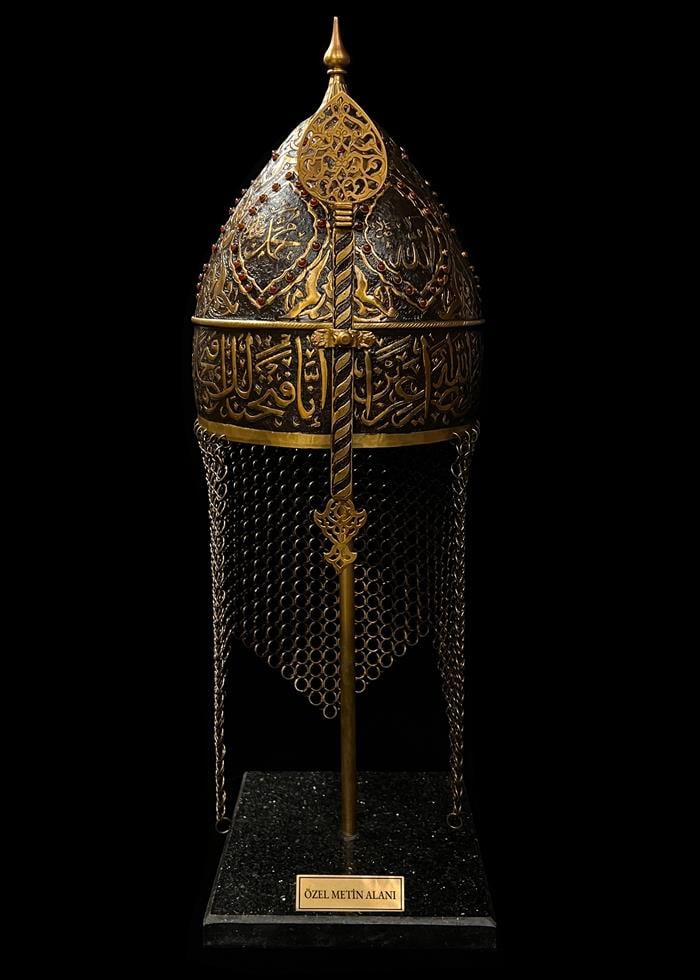 Fatih Sultan Mehmed Han Miğferi – Fetih Sûresi Nakışlı Hakanî Eser