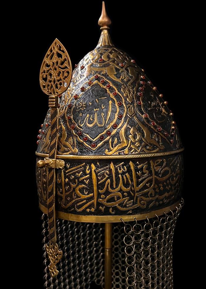 Fatih Sultan Mehmed Han Miğferi – Fetih Sûresi Nakışlı Hakanî Eser