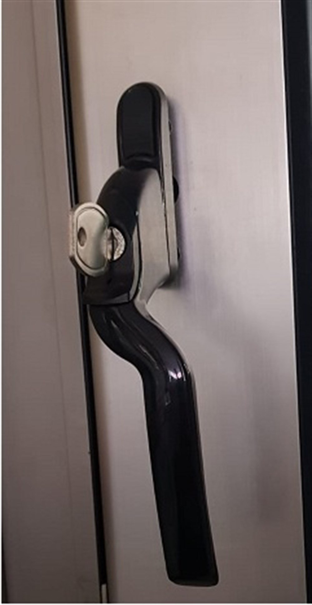 DIŞA AÇILIM İÇİN EĞİK PENCERE KOLU