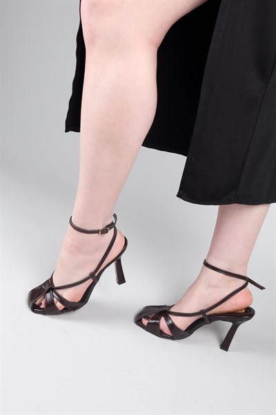 AMERON Burnu Kapalı Bilek Bağlı Topuklu Ayakkabı KAHVERENGİ