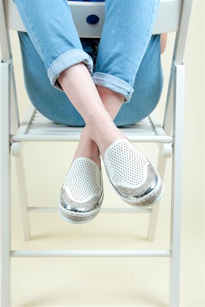Delikli Taş Detaylı Sneakers BEYAZ
