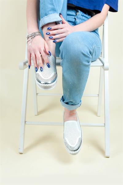 Delikli Taş Detaylı Sneakers BEYAZ