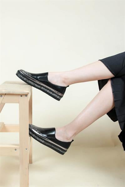 Delikli Taş Detaylı Sneakers SİYAH