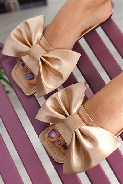 Fiyonk Aksesuarlı Bej Saten Kadın Terlik