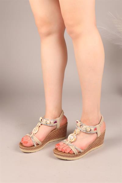 FLORAL Kelebek ve Çiçek Tokalı Dolgu Topuklu Ayakkabı BEJ