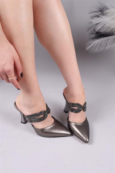 IZARD Taşlı Burnu Kapalı Topuklu Terlik PLATİN